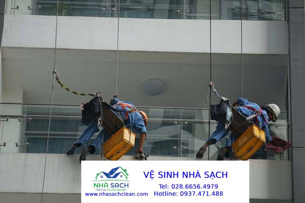 Dịch vụ vệ sinh, lau kính tòa nhà cao tầng huyện Nhà Bè