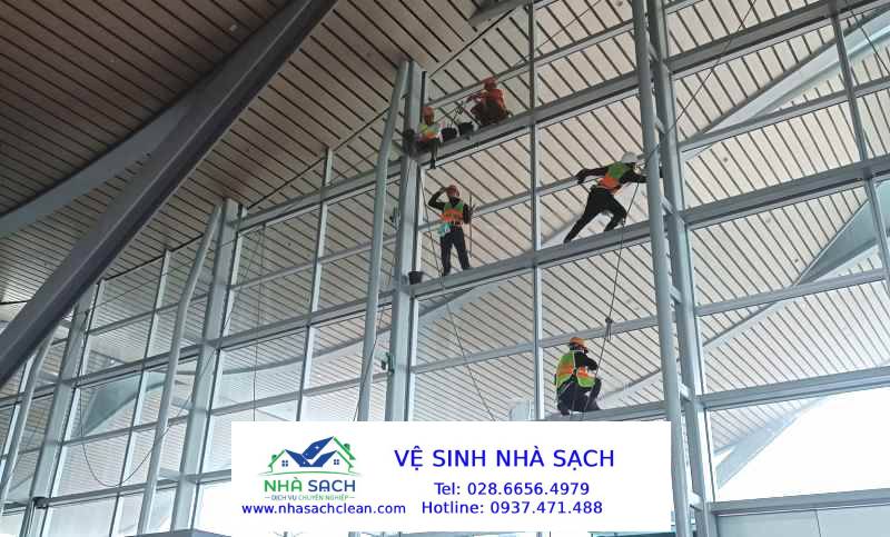 Dịch vụ vệ sinh, lau kính tòa nhà cao tầng Quận Tân Bình