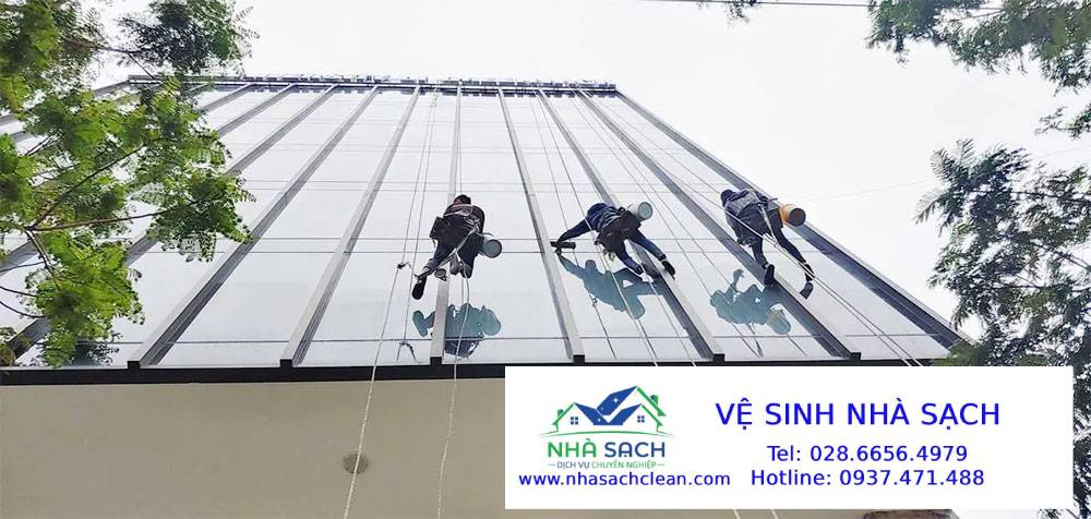 Dịch vụ vệ sinh, lau kính tòa nhà cao tầng Quận 7