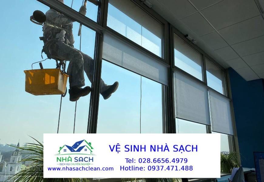 Dịch vụ vệ sinh, lau kính tòa nhà cao tầng Quận 9