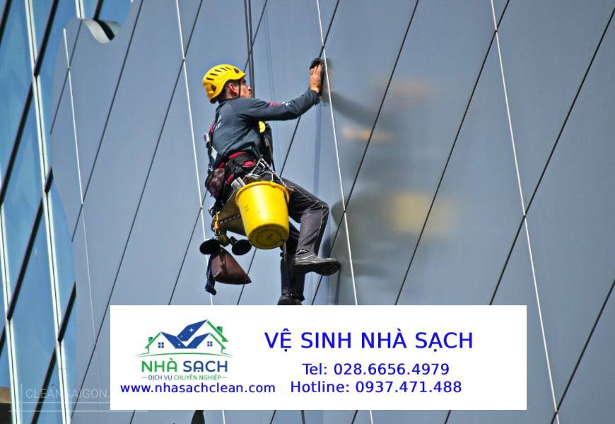 Dịch vụ vệ sinh, lau kính tòa nhà cao tầng huyện Bình Chánh