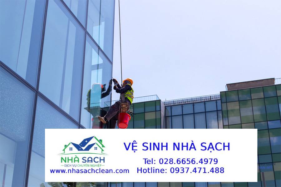 Dịch vụ vệ sinh, lau kính tòa nhà cao tầng Quận Phú Nhuận